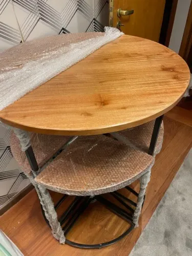 mesa pequena e 4 bancos