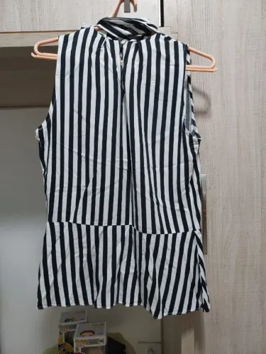 Blusa feminina com amaração no pescoço