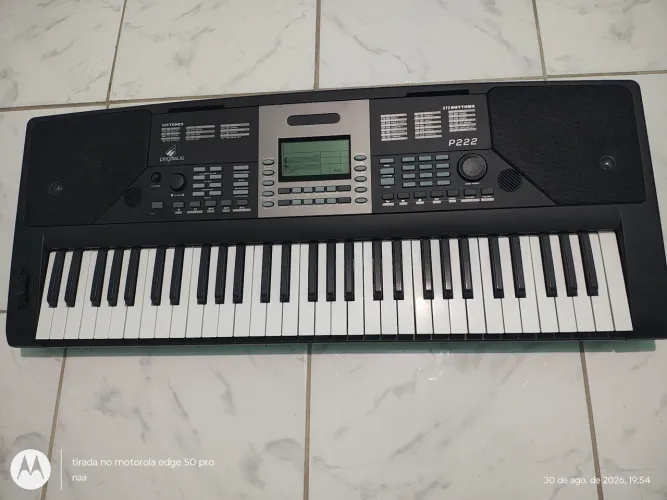 Teclado musical com ritmos brasileiros