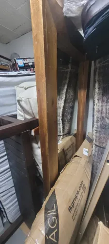Espelho com moldura de madeira maciça, para se ver de corpo inteiro