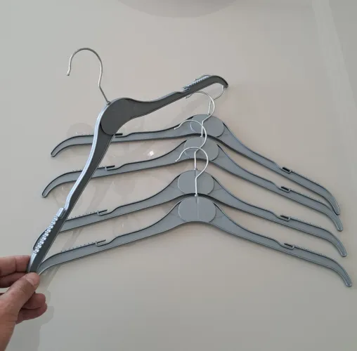 Vendo cabides de roupas.