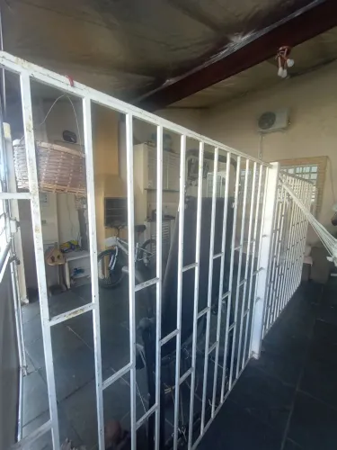 Vendo portão de ferro, usado mem excelente estado, comprimento: 5,70, altura: 1,70
