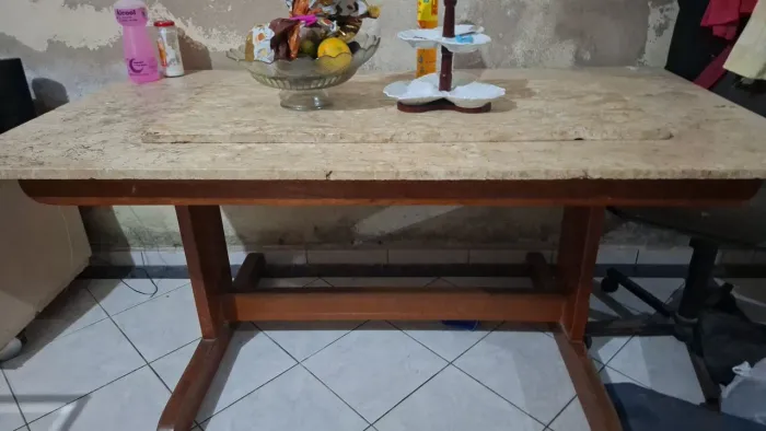 Mesa de jantar (somente a base e a pedra, sem cadeiras)