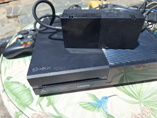 videogame xbox quebrado para retirada de peças com varios controles
