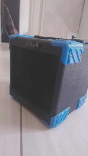 Amplificador Onerr Block 20 FX - funcionando, com detalhe no cabo