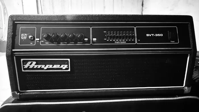 KIT AMPEG SVT810E 8x10 800W Baixo Classic Series e Amplificador SVT 350 