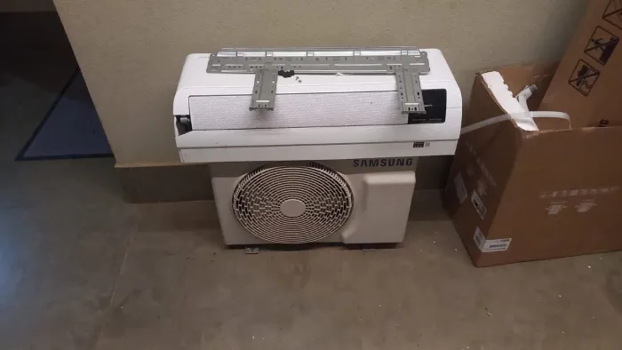 Vende -se um ar condicionado com defeito. Tem um motor