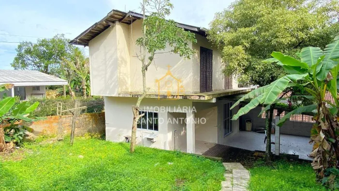 Terreno com Escritura Pública no Sambaqui com 2 casas sendo umas delas averbada.