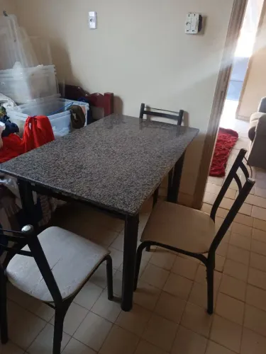 MESA DE JANTAR COM 4 CADEIRAS