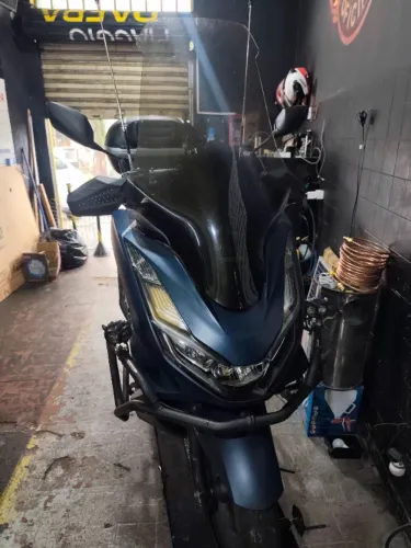 PCX DLX azul equipada