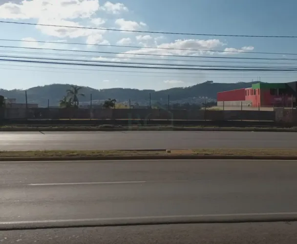 Terreno comercial e plano à venda em região de fácil escoamento de mercadorias.