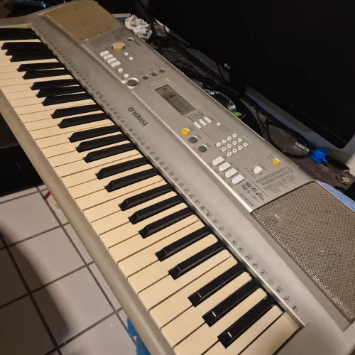 Teclado Yamaha PSR-E303