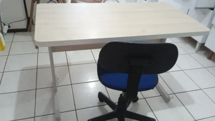 Mesa de escritório com cadeira ?