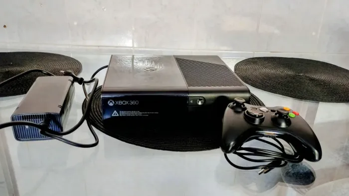 Vídeo game XBOX 360 com defeito na placa. Acompanha fonte e controle.
