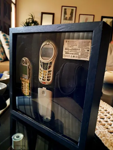Quadro com celular relíquia desmontado Motorola
