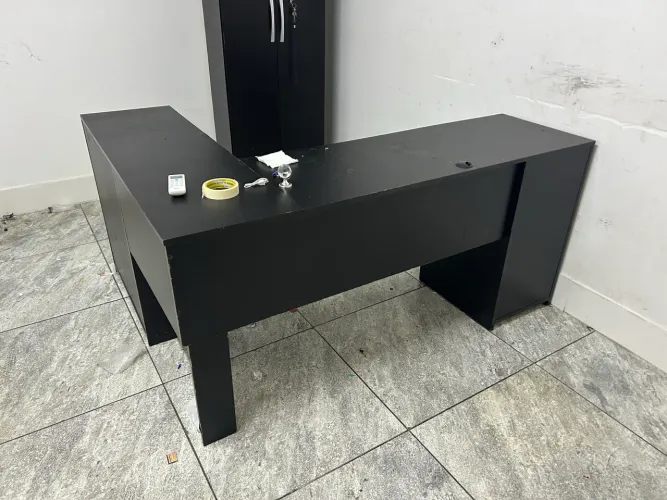 Mesa escritório em L grande cor tabaco