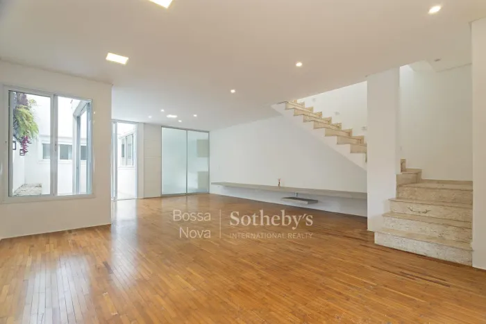 Casa reformada em vila fechada com varanda e suíte master