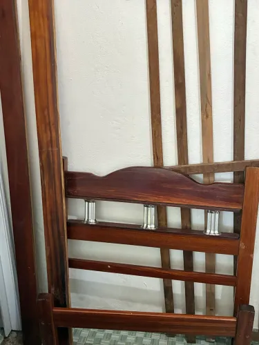 Cama de madeira (solteiro)