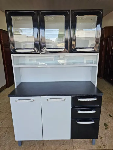 Armário de cozinha conservado