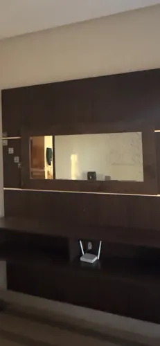 Lindo painel de tv com espelho móvel