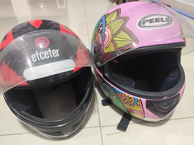 Capacetes, mãe e filho 