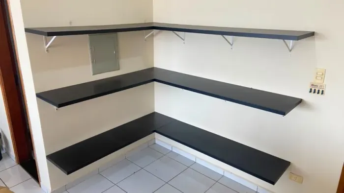 Conjunto de Prateleiras em MDF Preto - 3 Níveis em L - Suportes Inclusos