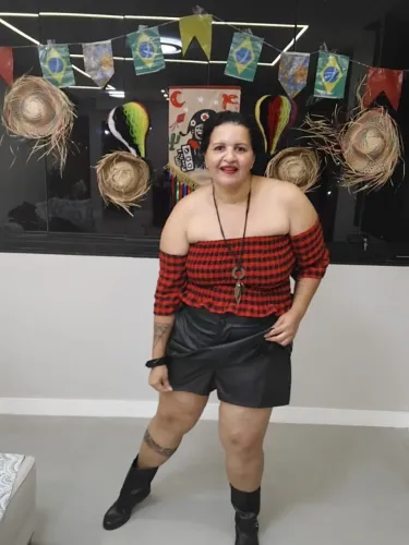 short saia plus size do 46 ao 54 de couro fake