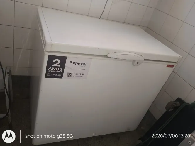 Vende se uma freezer fricom 311 litros semi nova