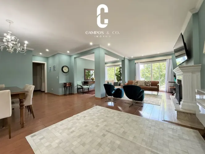 Apartamento decorado no centrinho do Capivari, 3 suítes com vista e lareira, R$ 1.970.000,