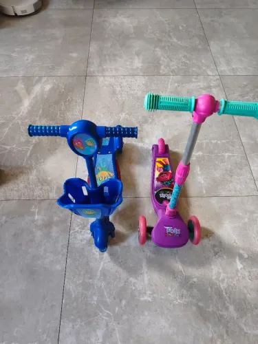 Vendo dois patinete e um triciclo.