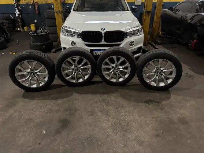 Jogo de Rodas Originais BMW Aro 19 com Pneus 255/50 R19 - R$ 3.000