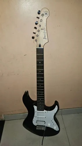 Guitarra yamaha pacífica