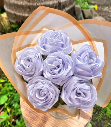 Buquê de rosas de cetim artesanais