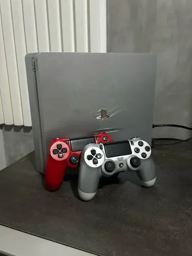 PS4 com 18 jogos e 2 controles