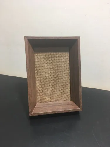 Porta Retrato de Mesa em Madeira com Detalhe Chanfrado 10x15 com Vidro - NOVO