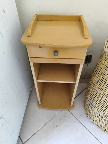 Criado mudo com gaveta e prateleira.