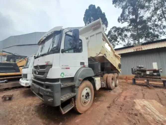BELO HORIZONTE/MG - CAMINHÃO BASCULANTE - MERCEDES BENZ - AXOR 4144 6X4 ANO 2015/2016 