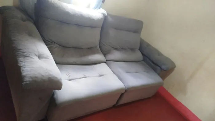 Vendo sofá retrátil na cor cinza meses de uso motivo mudança