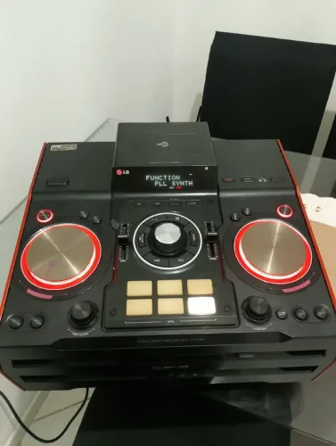 Som lg 9940 potente não tem caixa, funcionando perfeitamente