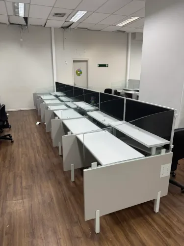 Estação de trabalho em quantidade e com regulagem de altura