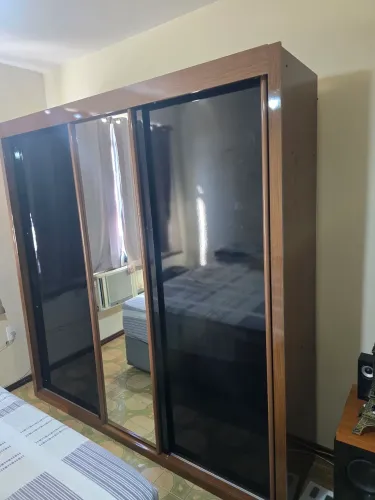 Guarda-roupa com portas de correr e amplo espaço com cabideiros