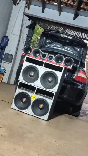 Vendo 2 caixas com falante de 400 ambas porém marcas diferentes