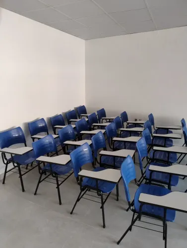 CADEIRA UNIVERSITÁRIA SEMI-NOVA NA COR AZUL
