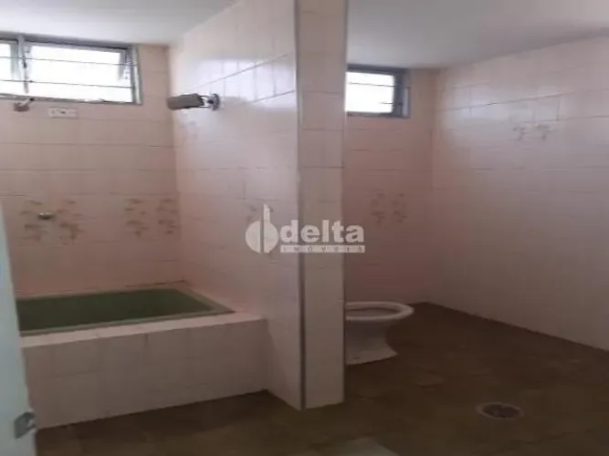Casa com 5 Quartos sendo 1 suíte disponível para venda no bairro Bom Jesus em Uberlândia -