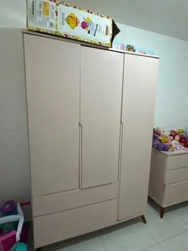 Cômoda e guarda roupa infantil rose 