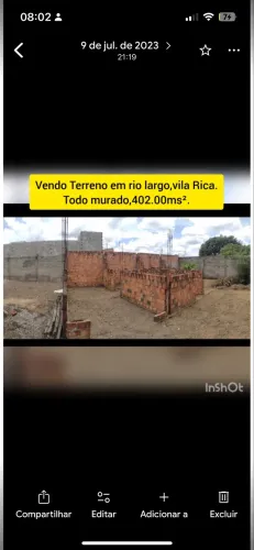 Terreno grande todo murado com metade de casa construída .