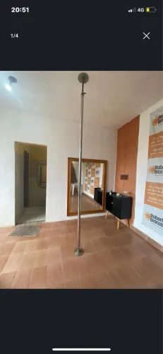 Barra de pole dance giratória em bom estado