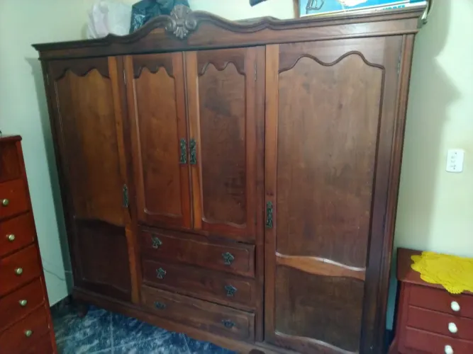 Guarda roupa de mandeira antigo