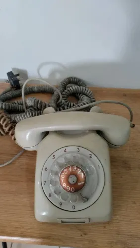 Antigo telefone de disco.