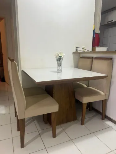 Mesa 4 cadeiras.